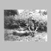 030-0050 Revierfoerster Ernst Breuer erlegte im Herbst 1944 diesen letzten Rothirsch.jpg
